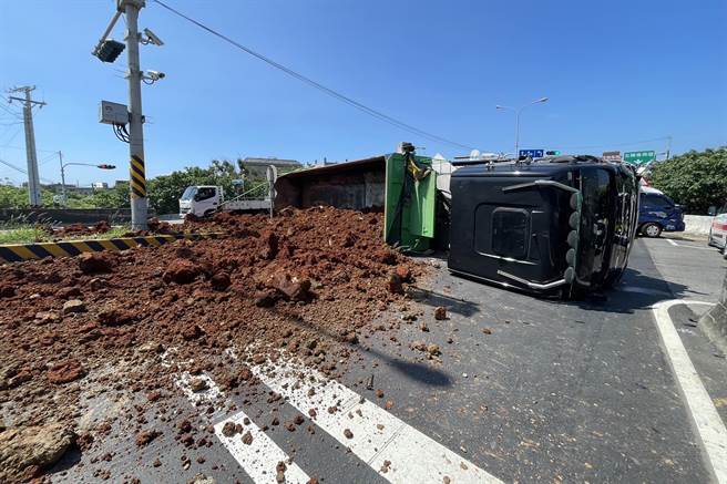 台61疑发生追撞车祸，联结车翻覆。（新竹县消防局提供／罗浚滨新竹传真）