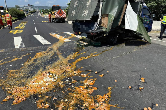 台61疑发生追撞车祸，小货车鸡蛋散落路面。（新竹县消防局提供／罗浚滨新竹传真）