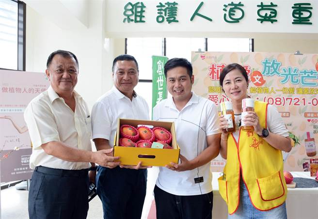 枋山果农力挺植物人照护，捐价值百万芒果义卖。(林和生摄)
