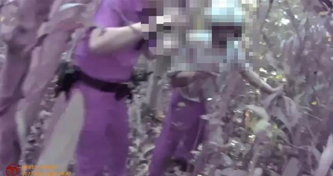 62岁钟姓男子为躲避查缉，最后躲到草丛堆内。（翻摄照片／高雄洪靖宜传真）