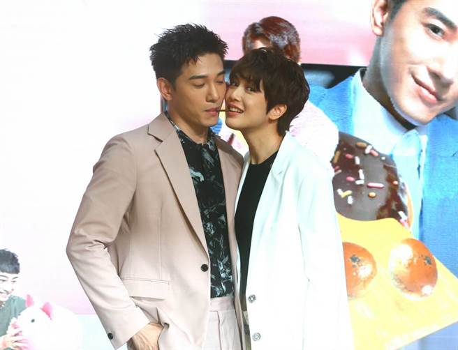 张立昂和刘奕儿现场玩亲密互动游戏。（粘耿豪摄）