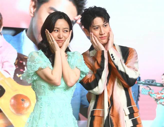 张菁菁和孙沁岳对镜头装可爱。（粘耿豪摄）