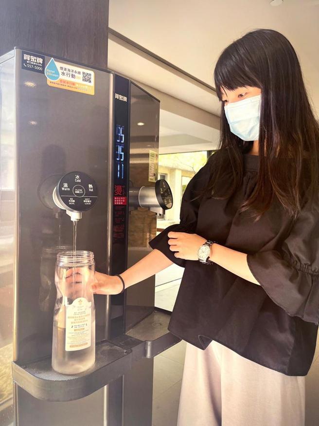 烟波国际观光集团落实集团永续发展的承诺，旗下饭店以竹炭水取代瓶装水。（图／烟波集团提供）