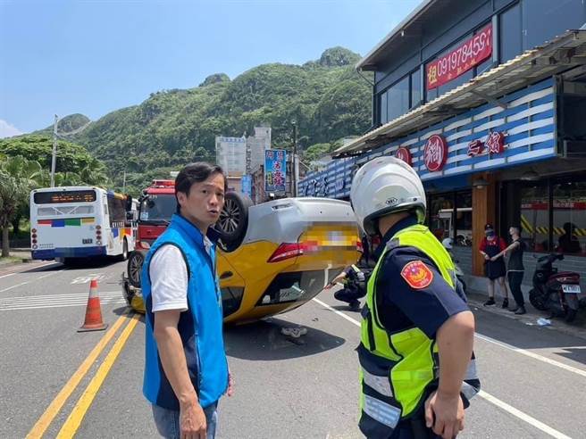 ▲基隆市碧砂渔港附近发生小黄擦撞翻车事故，市议员蓝敏煌（左）当下通报警方并在场关心。（摘自蓝敏煌脸书／徐佑升基隆传真）