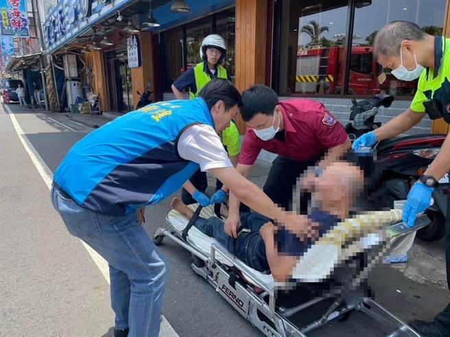 ▲所幸小黄驾驶被救起后意识清醒，市议员蓝敏煌（左）在场关心，后由消防人员送往卫福部基隆医院救治。（摘自蓝敏煌脸书／徐佑升基隆传真）