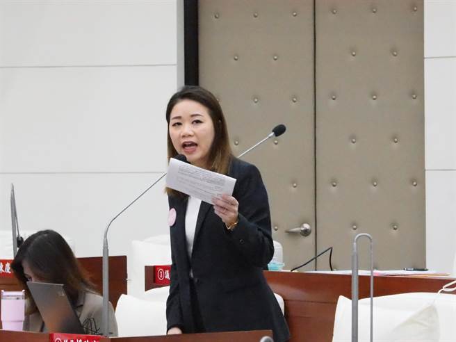 市议员杨玲宜今天质询时，怒指市长高虹安问东答西还扣前市府帽子。（陈育贤摄）