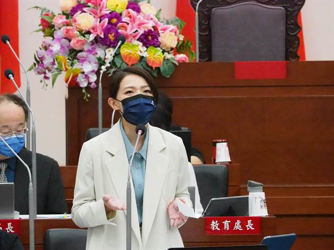 面对杨玲宜质询，市长高虹安回说，你要问又不让我回答，然后一直扣我帽子。（陈育贤摄）