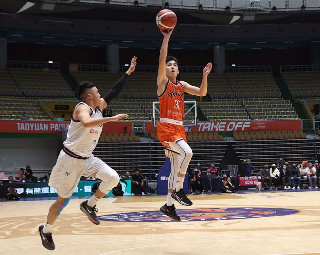 桃园璞园领航猿的选秀探花白曜诚出手投篮。（中央社资料照）