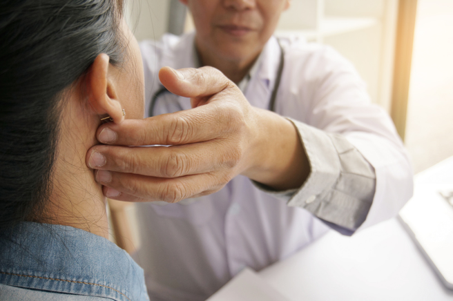 一名医师表示，他近来发现最年轻的不识字患者，是一名58岁的女性，让他感嘆，一般人很少回望社会底层。(示意图/ Shutterstock )