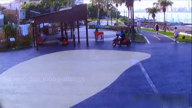 有名韩国女直播主日前到台湾旅游时，在新北市八里的自行车道骑脚踏车开直播时，竟遭一名不明男子尾随，还疑似藉机偷摸女直播主的大腿，吓得她花容失色。（黄敬文翻摄）