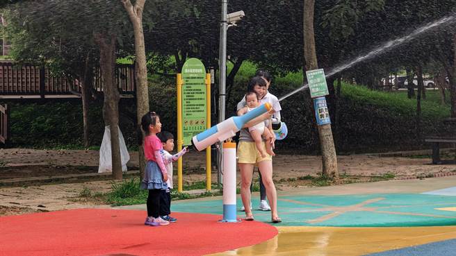 潭雅神绿园道终点中科公园「夏日戏水区」新增2座喷水枪。（台中市观旅局提供／陈淑娥台中传真）