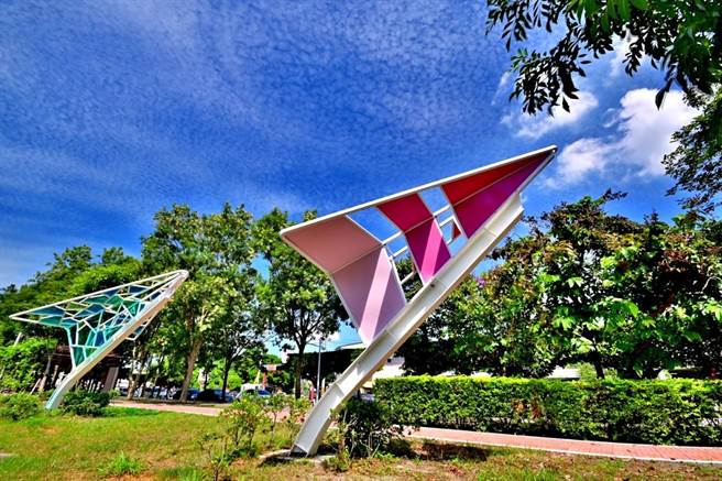 潭雅神绿园道为台中知名铁马路径，近年来更增加不少亲子共游设施，如「纸飞机雕塑」。（台中市观旅局提供／陈淑娥台中传真）