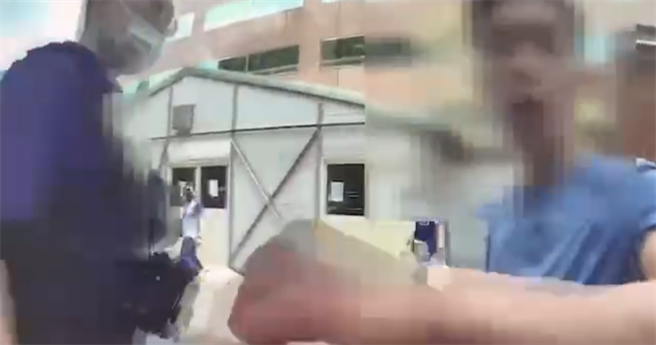 酒醉男子脱序呛警，被警方压制在地。（翻摄画面）