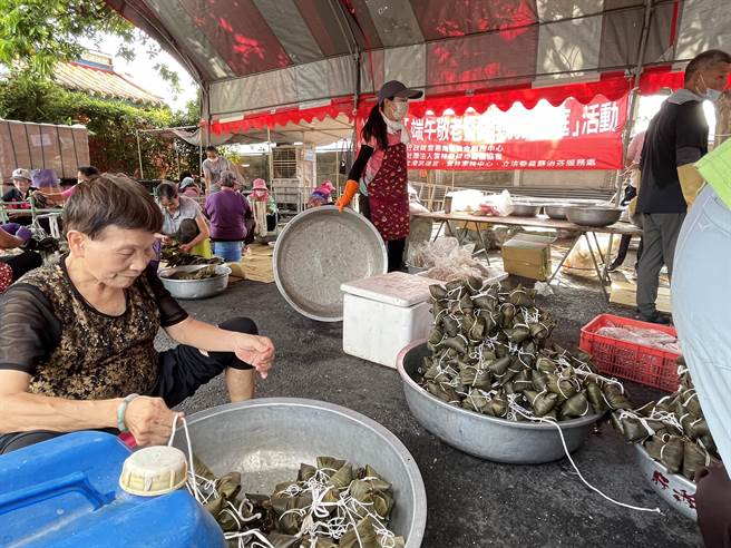猪肉、糯米、香菇、咸蛋黄等原物料涨价，自包粽子也不见得更省，社团法人云林县妇幼关怀协会、县议员蔡岳儒服务处、北港武德宫合办发送4000颗平安粽，婆婆妈妈志工们是幕后功臣。（周丽兰摄）