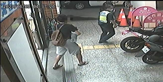 丰原区一名女婴疑呛奶，警方紧急协助送医。（警方提供／陈淑娥台中传真）