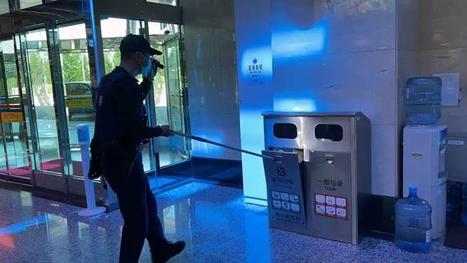 2023.6.6澎湖县  航警检查航站内垃圾桶。（许逸民摄）