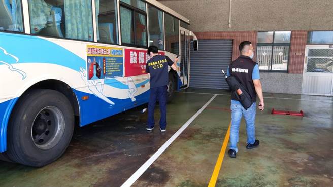 警方在车船处检查里头的公车。（澎湖县警局提供／许逸民澎湖传真）