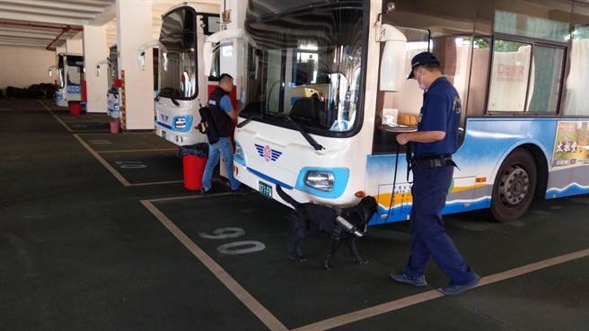 警方出动警犬在车船处检查里头的公车。（澎湖县警局提供／许逸民澎湖传真）