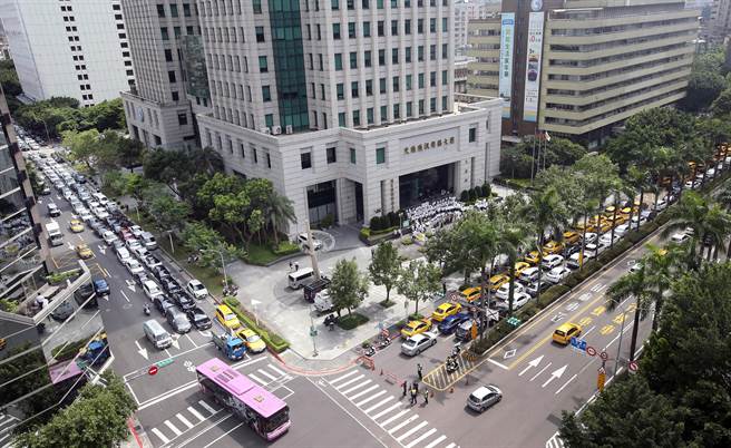 4百多名多元计程车及小黄计程车司机6日驾车包围交通部，抗议松山机场试办多元计程车接机计画喊卡，并质疑交通部高层与业者勾结、枉顾其他驾驶人生计。（范扬光摄）