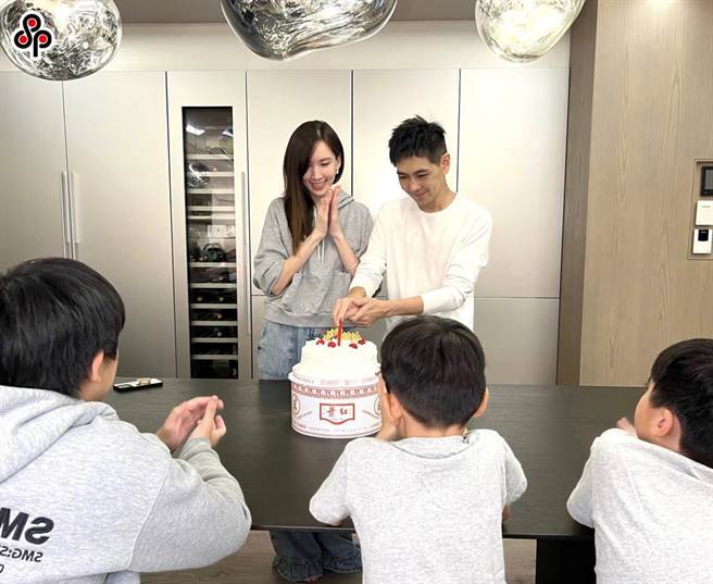 图为去年林志颖过48岁生日晒出正面庆生照。（吉米工作室提供）