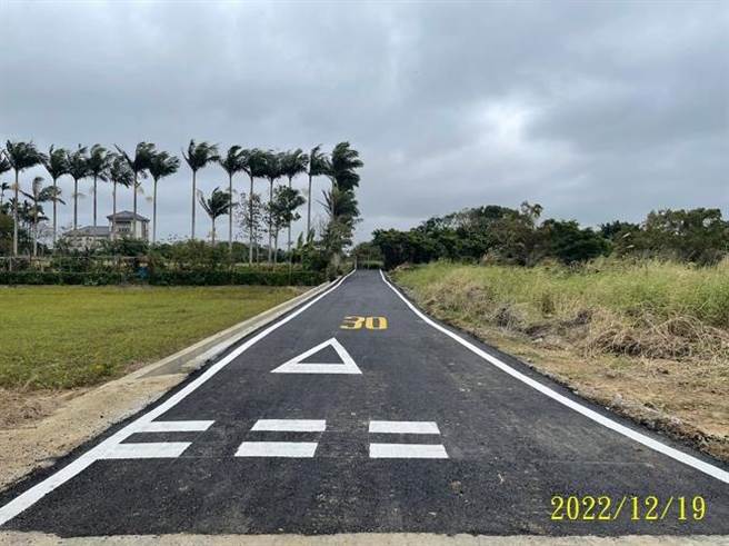 桃园市中坜区大庄路681巷70弄与大庄路交接处，农地修缮后便于车辆和农机具安全通行。（地政局提供／蔡明亘桃园传真）