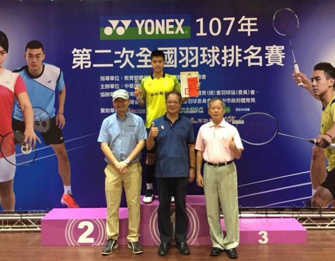 李佳豪（后中）晋级新加坡羽球公开赛男单16强。（资料照／中华羽协提供）