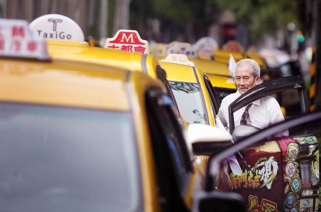 数百名多元计程车及小黄计程车司机6日驾车包围交通部，抗议松山机场试办多元计程车接机计画喊卡，并质疑交通部高层与业者勾结、枉顾其他驾驶人生计。（范扬光摄）