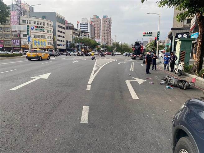 高雄凤山昨日发生水泥车碰撞机车车祸，导致机车女骑士伤重不治。警方后续依过失致死罪，将水泥车司机移送法办。（翻摄照片／崔正纲高雄传真）