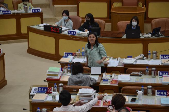 新北市议会民进党团今提案要求卫生局、教育局针对「幼儿园喂药案」上台报告，蓝绿为此吵翻天，议长蒋根煌甚至两度敲槌休息，双方最终决议，6月13日大会议程变更，加开1小时，请市府专案报告。（蔡雯如摄）