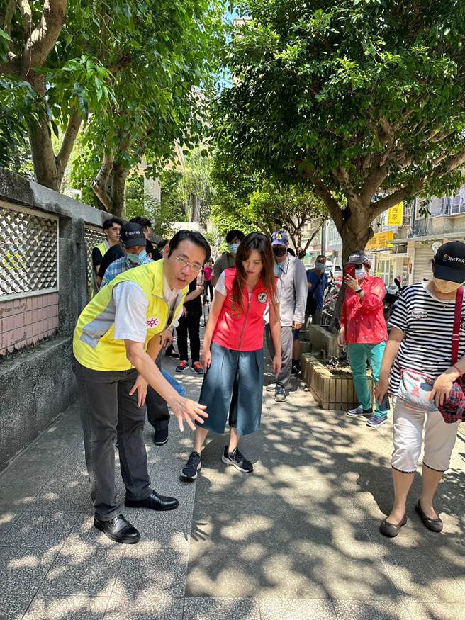 张嘉玲、江永昌办復兴国小周边人行道会勘。（张嘉玲提供）