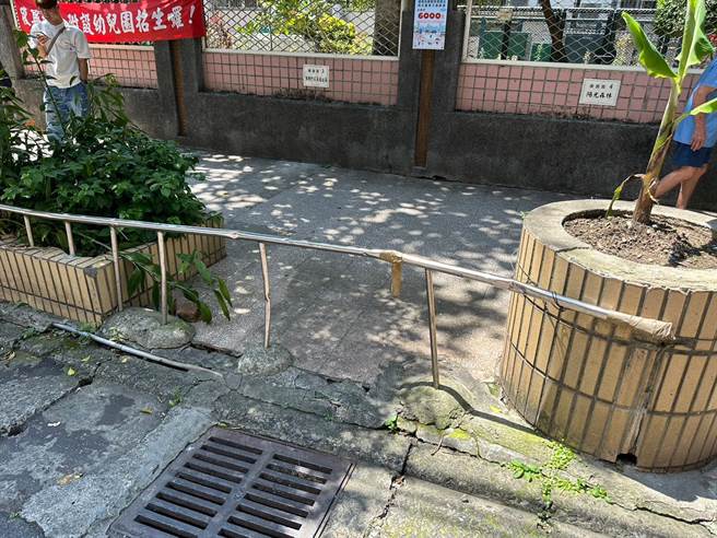 张嘉玲、江永昌办復兴国小周边人行道会勘。（张嘉玲提供）