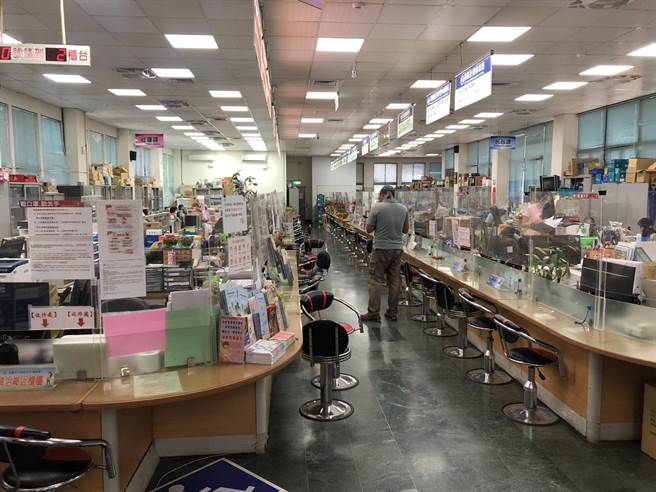 八德区公所建物老旧，由于人口成长，办公厅舍愈来愈拥挤。（陈梦茹摄）