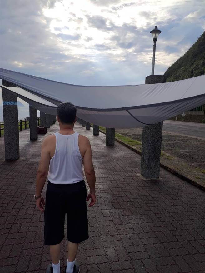 市议员张秉钧指出，外木山单车步道的新遮阳布因积水而影响行人行走。（张秉钧办公室提供／徐佑升基隆传真）