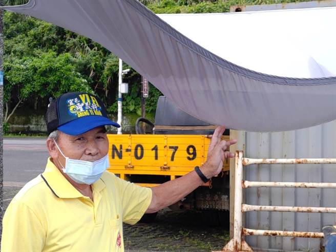 由于积水导致布面下沉，已严重影响一般行人通行。（张秉钧办公室提供／徐佑升基隆传真）