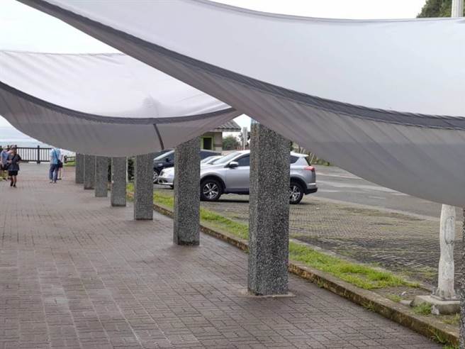 步道整排遮阳布均有类似的积水下沉情形。（张秉钧办公室提供／徐佑升基隆传真）