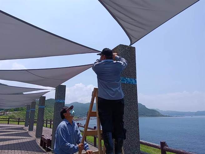 基市府观销处接获通知后，已派厂商就布面角度进行调整，避免遮阳布再有积水问题。（张秉钧办公室提供／徐佑升基隆传真）