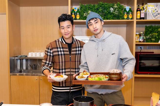 周兴哲（左）好手艺让章广辰印象深刻。（TVBS提供）