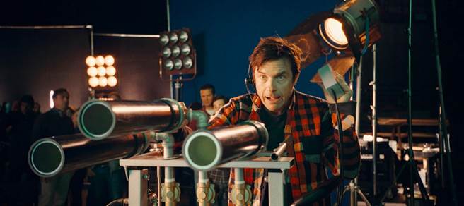 杰森贝特曼在《大愚乐家》中饰演片场工作人员。（采昌提供）