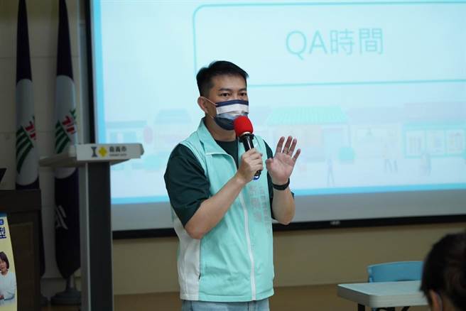 嘉义市工策会总干事许耀宏说明「街区店家转型补助计画」申请方法。（嘉义市政府提供／廖素慧嘉市传真）