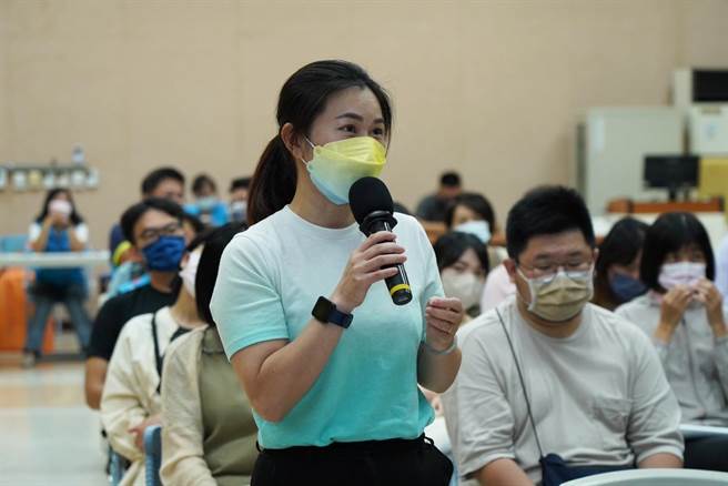 嘉义市店家对申请「街区店家转型补助计画」提出看法。（嘉义市政府提供／廖素慧嘉市传真）