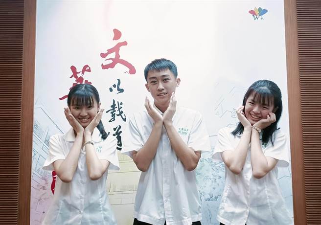 文华高中学生郑恩琪（右）、郑恩琳（左）、吴璇宇（中）录取医学系。（陈淑娥摄）
