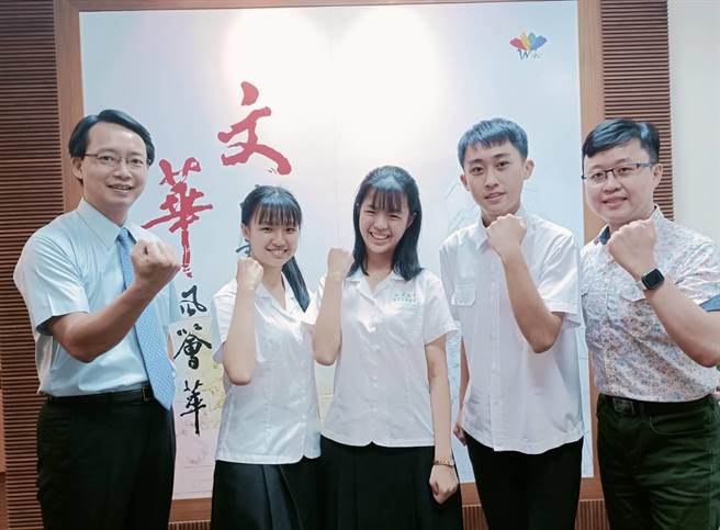 文华高中睽违15年，今年诞生台大医科生郑恩琪（中），开心与校长黄伟立（左）合影。（陈淑娥摄）