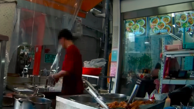 日前有外送员爆料，知名牛肉麵店的员工将抹布水拧进煮麵锅里。（图／翻摄自爆料公社）