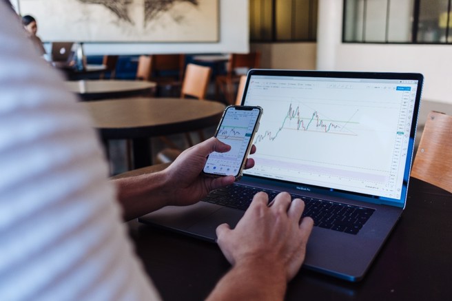 「復华富时不动产证券化基金」(00712) 将于6月20日除息，预估年化息率达12%。(资料来源/unsplash)