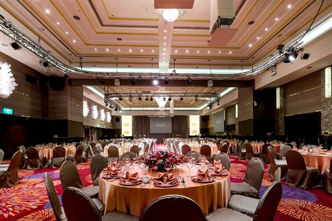 台北花园大酒店宴会厅拥有独立包厢、麦克风及卡拉OK，可让学生与师长热情欢唱 。（台北花园大酒店提供）