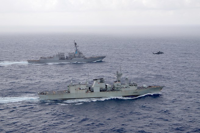 美中关系专家认为，美方若要对话，应先取消对中国国防部长李尚福的制裁。图为日前航行台海的美舰锺云号（后）与加拿大护卫舰蒙特利尔号（前）。（图／美国海军）