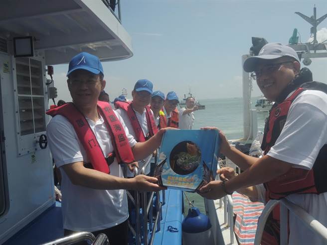 金厦双方代表互赠礼物致意，期盼未来两岸能够维持友好互动，来年渔民都可丰收。(图／金门县水试所提供)