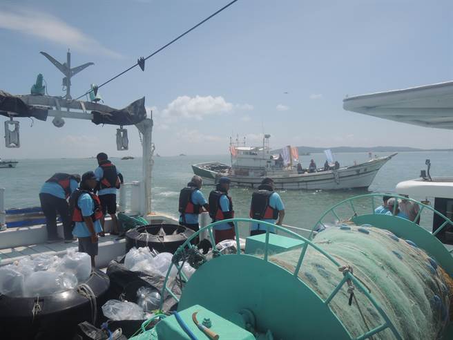 水试所呼吁两岸渔民，避免于放流处邻近海域进行高强度捕捞，让鱼苗能有成长的时空间。(图／金门县水试所提供)