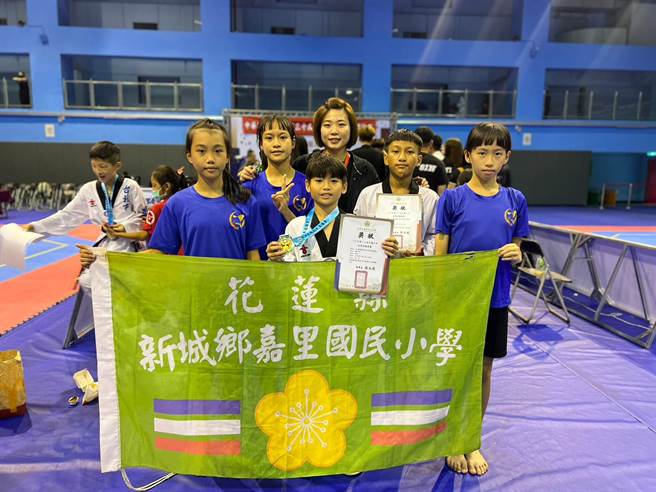 花莲嘉里国小跆拳道队5名小将今年代表花莲县全国少年跆拳道锦标赛，共踢下1金2铜及2个第5名的佳绩。（嘉里国小提供／罗亦晽花莲传真）