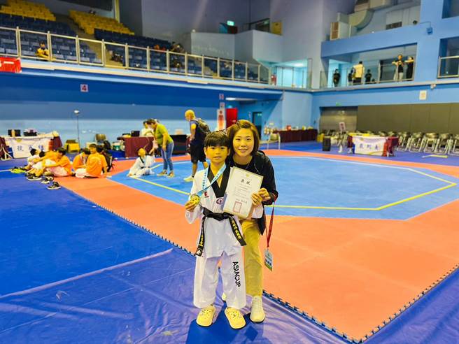 花莲嘉里国小4年级郑宇杰（中）今年刚晋升黑带后，便初次参加全国少年跆拳道锦标赛，凭着日常练习的基础与强大的心理素质，在决战中逆转胜，拿下花莲暌违6年的全少金牌。（嘉里国小提供／罗亦晽花莲传真）